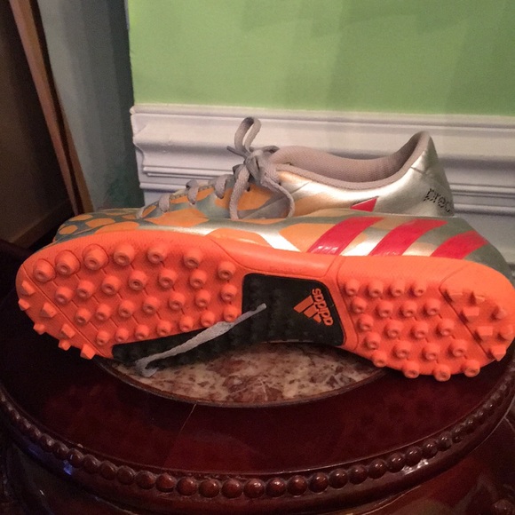 Woman’s Adidas soccer shoes great condition - Picture 7 of 7